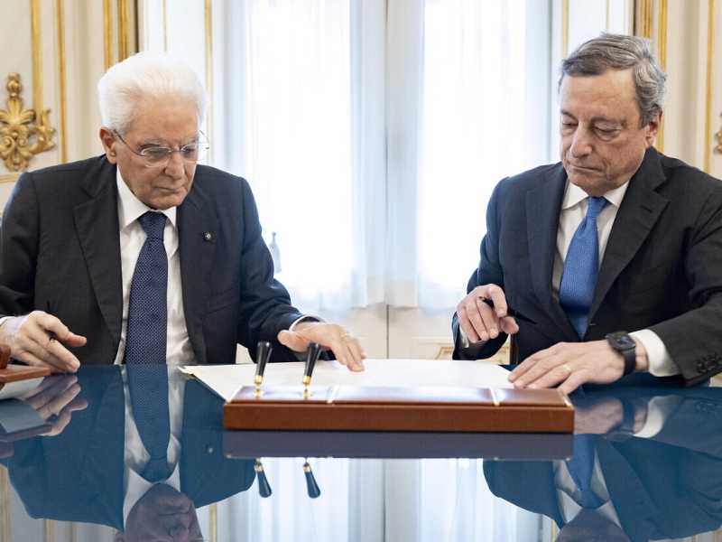 Mario Draghi al Quirinale con Sergio Mattarella per controfirmare lo scioglimento delle Camere (Ansa)&nbsp;