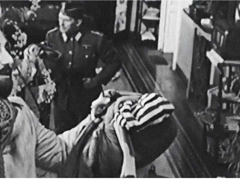  Una scena di "Una vita difficile" (1961 )di Dino Risi. Alberto Sordi (a sinistra) è minacciato da Borante Domizlaff, ex ufficiale delle SS
