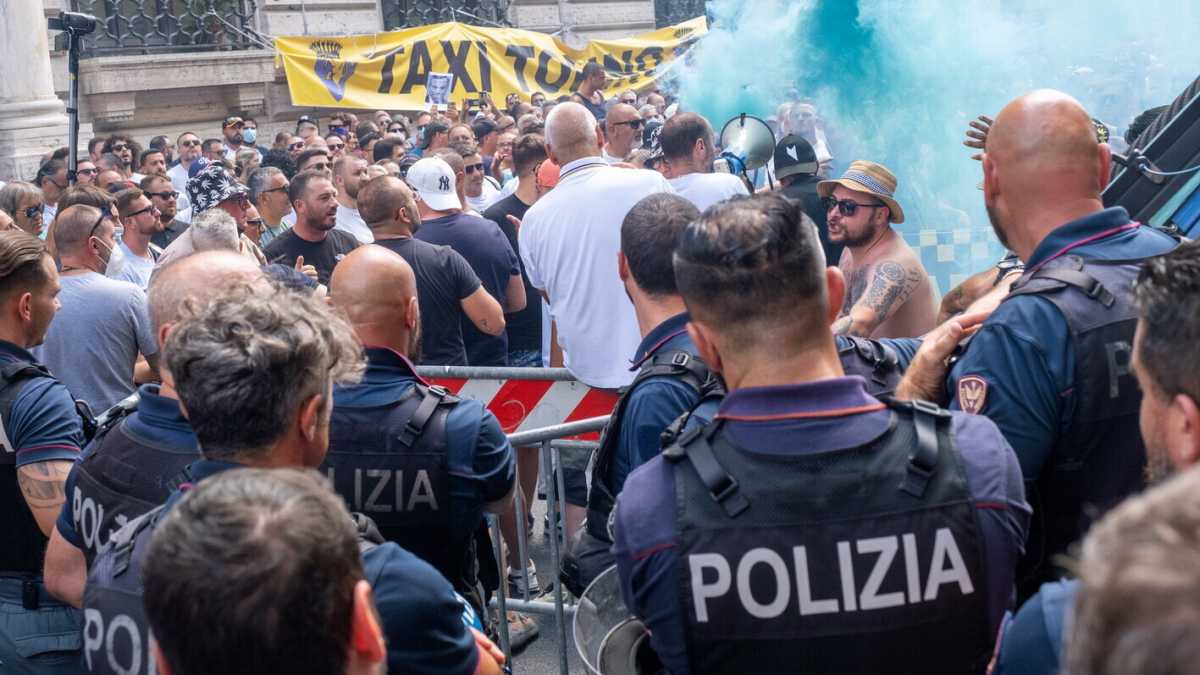 Immagine di Altro che Draghi, il vero potere forte sono i tassisti