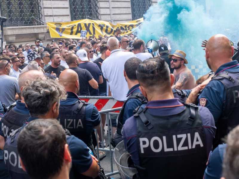 Altro che Draghi, il vero potere forte sono i tassisti