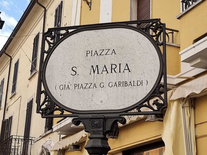 La targa di piazza santa Maria, a Montichiari
