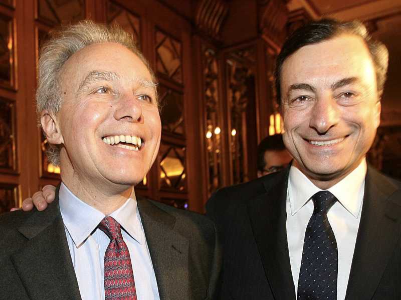 Francesco Giavazzi e Mario Draghi al premio “E’ giornalismo” nel 2006 (Ansa) <br />