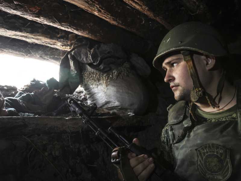 Un soldato dell’auto proclamatasi Repubblica popolare di Donetsk di sentinella (foto Epa/Alessandro Guerra) <br />