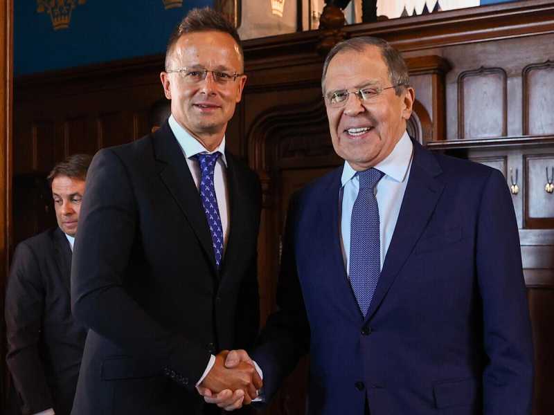 Il ministro degli Esteri russo, Sergei Lavrov, e il collega ungherese, P&eacute;ter Szijj&aacute;rt&oacute; (foto Ansa)&nbsp;<br />