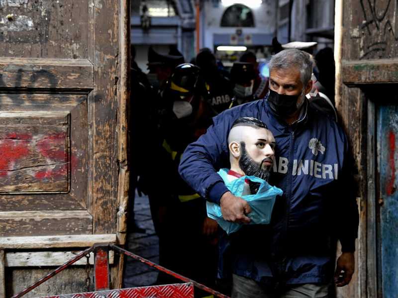 La rimozione della sontuosa cappella kitsch con le ceneri e il busto di Emanuele Sibillo, capo della “paranza dei bambini” (Ansa) <br />