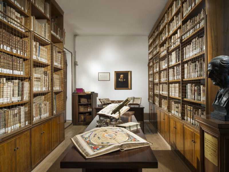 La biblioteca di Storia delle Scienze Carlo Vigan&ograve;, donata nel 1973 alla sede di Brescia dell&rsquo;Universit&agrave; Cattolica (Fotostudio Rapuzzi, Brescia)&nbsp;<br />