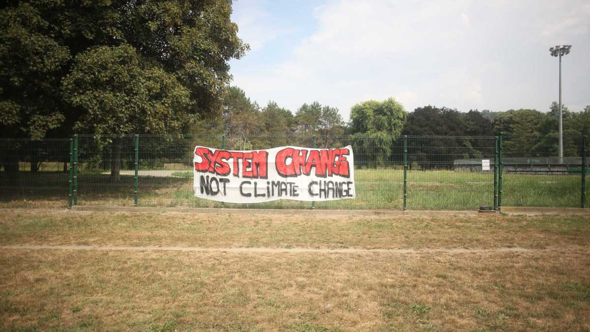 Immagine di Gli ambientalisti a Torino attendono l'apparizione di Greta Thunberg