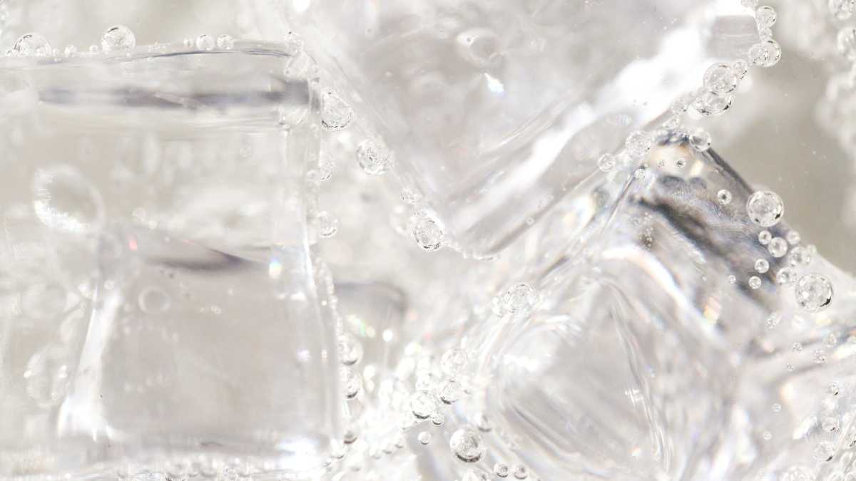 Immagine di Sete di bollicine. Tra acqua frizzante, medicina e cambiamento climatico