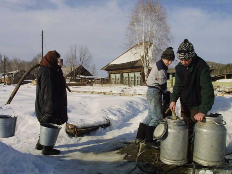 Raccolta dfell'acqua potabile nel villaggio di Cheremshanka, nella Siberia orientale (Foto di Oleg Nikishin/Getty Images) <br />