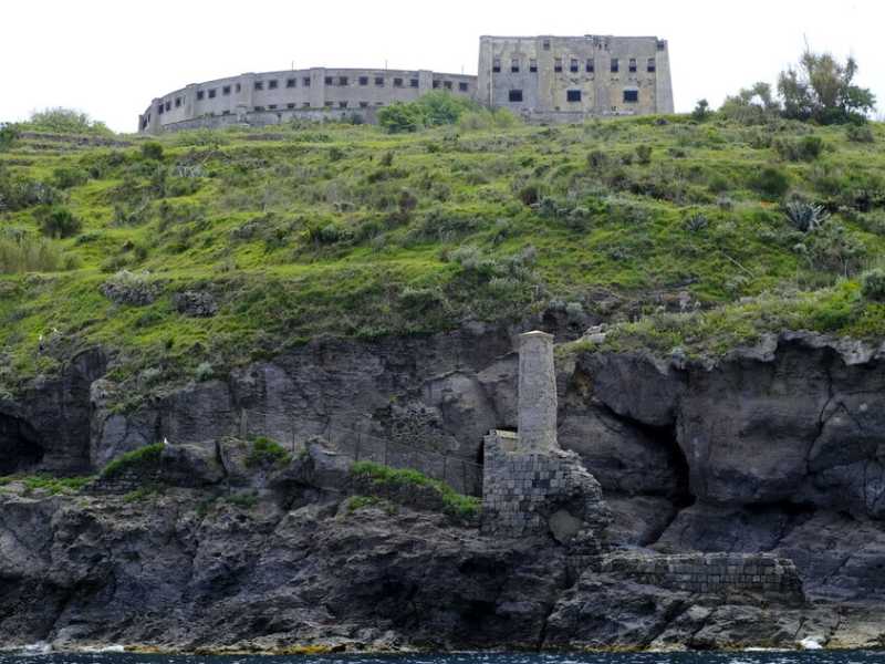Viaggio nel carcere di Santo Stefano, sulle tracce del patriota Luigi Settembrini. La sua liberazione è degna di un film