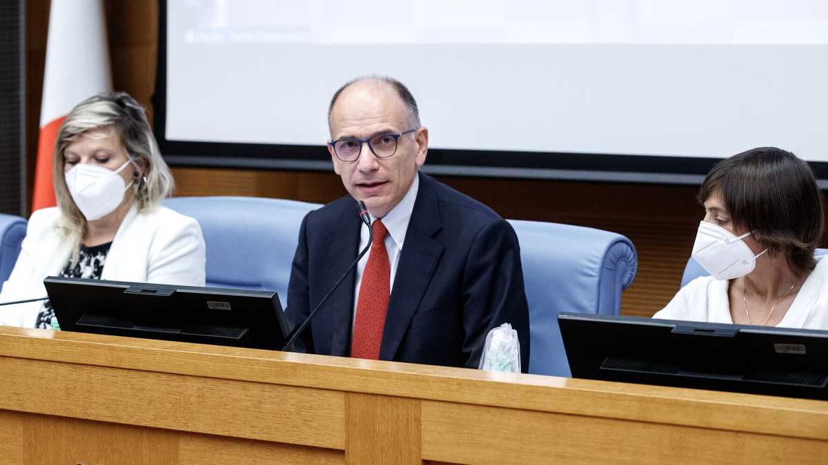 Immagine di Letta chiede al Pd "passione e scientificità" ma adesso il problema è Calenda
