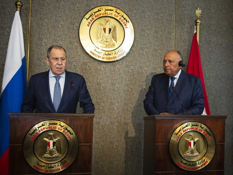 Il ministro degli esteri russo Sergei Lavrov e il suo omologo egiziano Sameh Shoukry (Ansa)<br />