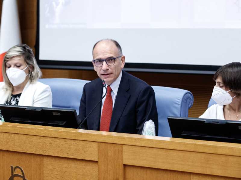 Letta chiede al Pd "passione e scientificità" ma adesso il problema è Calenda