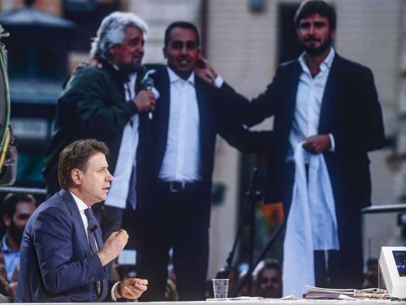 Grillo: "Il terzo mandato? No, ci tirerebbero i pomodori". Conte nell'eterno limbo M5s