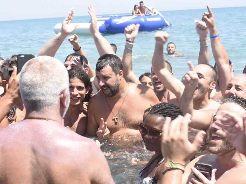 Convincere gli elettori a votare sotto l’ombrellone sarà dura. Il futuro è la demobilitazione