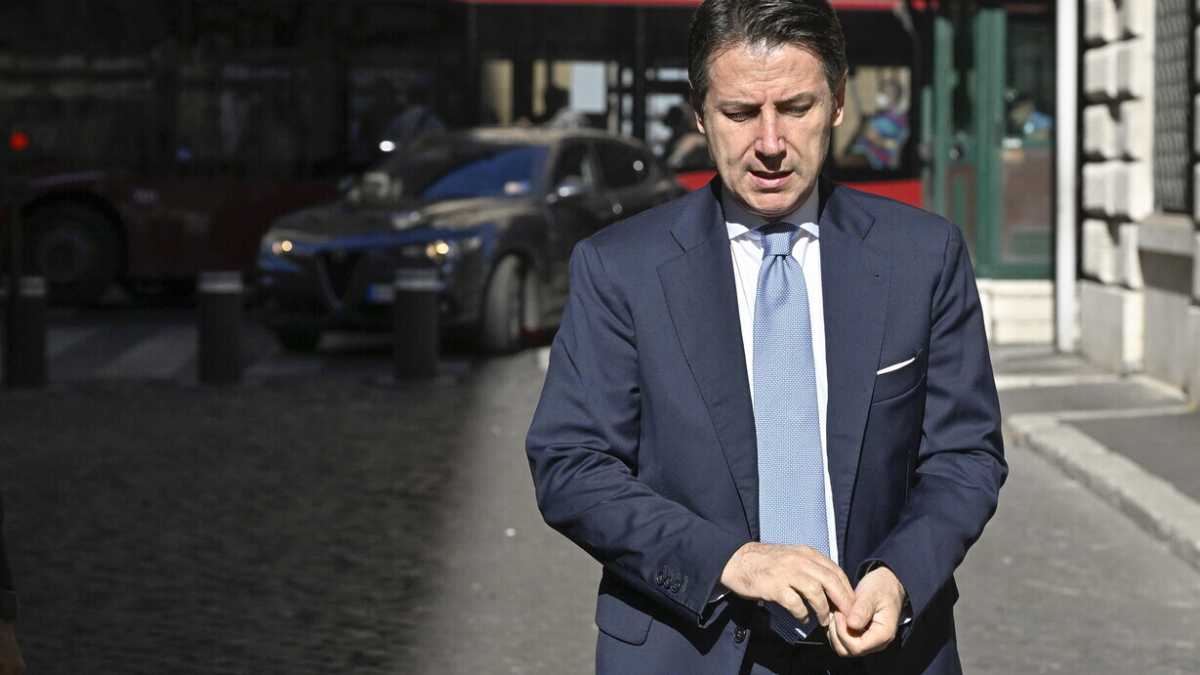 Immagine di Conte si smarca da Grillo sul doppio mandato: "Non è un diktat". E apre a Dibba