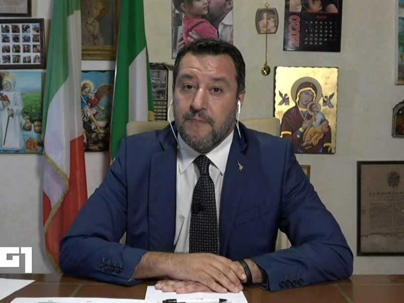  Il leader della Lega Matteo Salvini, in collegamento al Tg1, mostrava sullo sfondo una parete piena i immagini della Madonna (Ansa)
