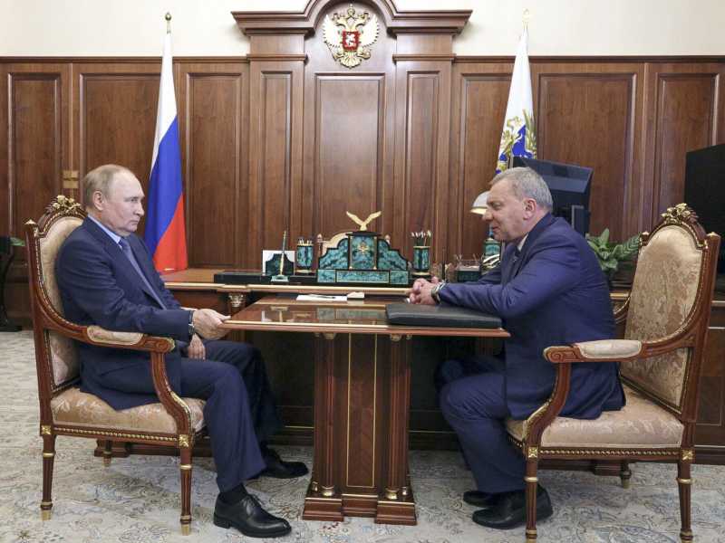 Vladimir Putin al tavolo con Yuri Borisov, capo dell'Agenzia spaziale russa, Roscosmos (LaPresse)