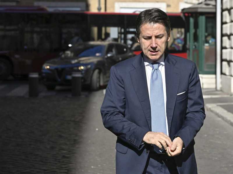 Conte si smarca da Grillo sul doppio mandato: "Non è un diktat". E apre a Dibba