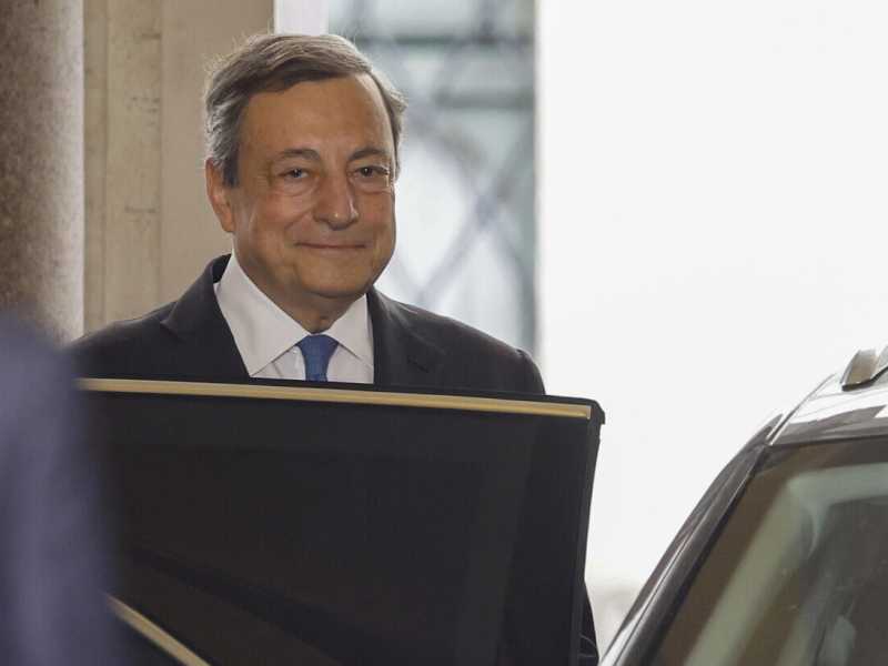 &nbsp;Mario Draghi sale in auto (Ansa)