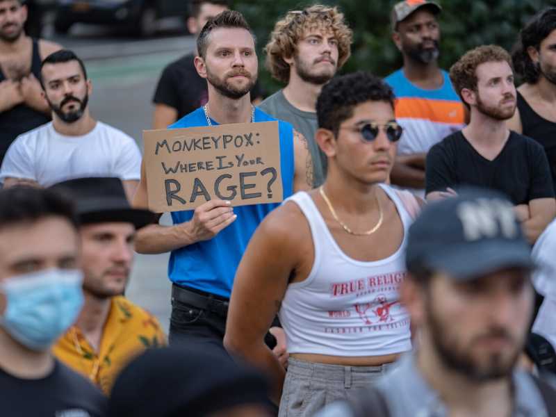 Una manifestazione per chiedere pi&ugrave; interventi del governo contro la diffusione del vaiolo delle scimmie a New York City (Jeenah Moon/Getty Images)&nbsp;<br />