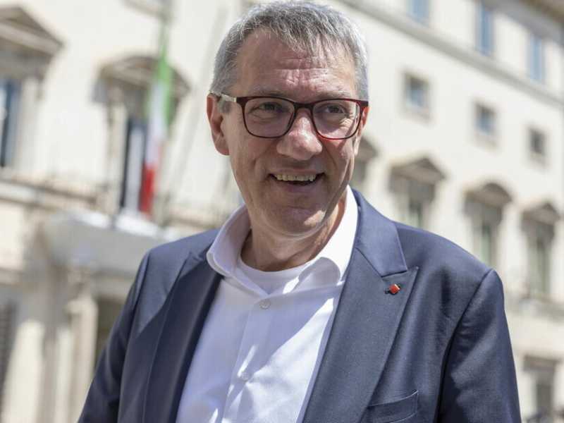 <font face="Arial, Verdana, sans-serif"><span style="font-size: 12px;">Il segretario della Cgil Maurizio Landini al termine dell'incontro con Mario Draghi (Ansa)</span></font>
