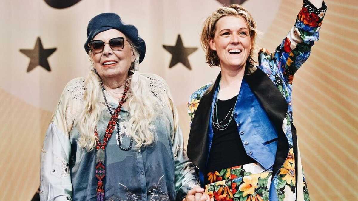 Immagine di Joni Mitchell silenzia la decadenza e l'emozione stordisce il pubblico