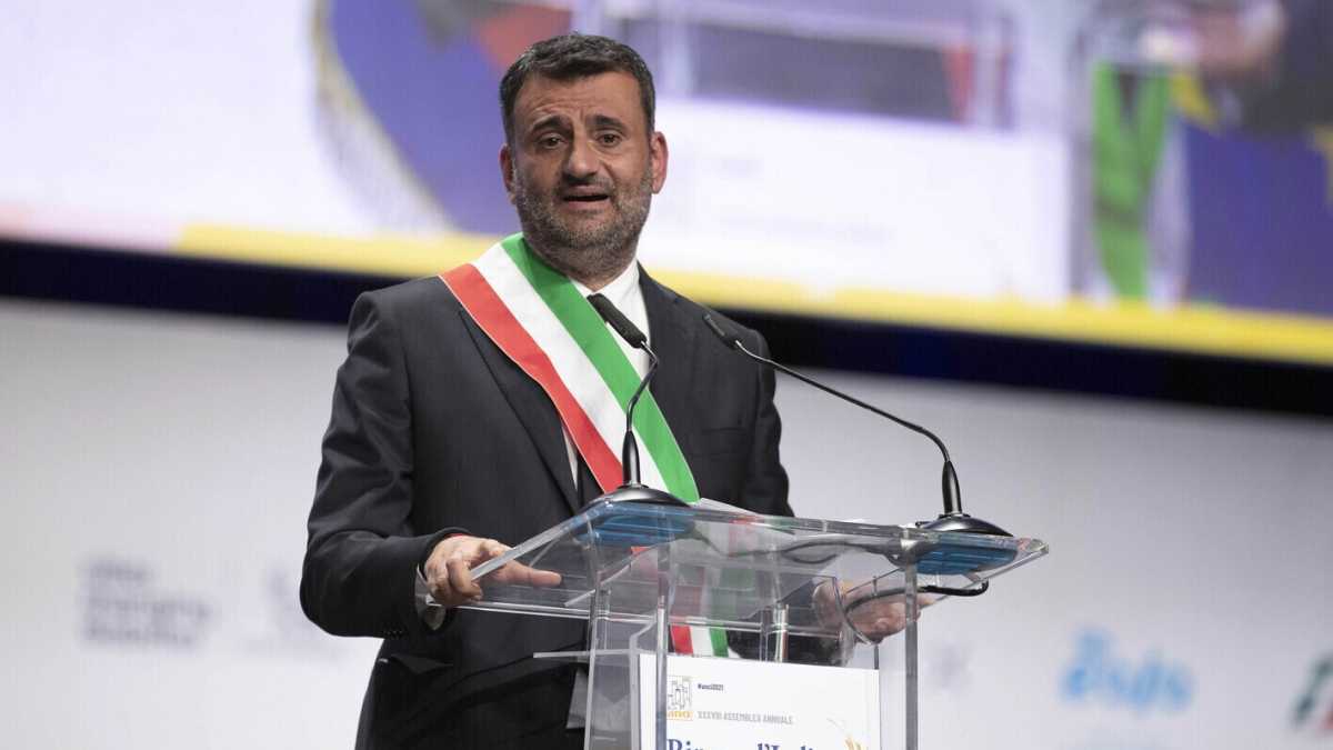 Immagine di Politiche, Letta chiama i big. Emiliano e Decaro dicono “passo”