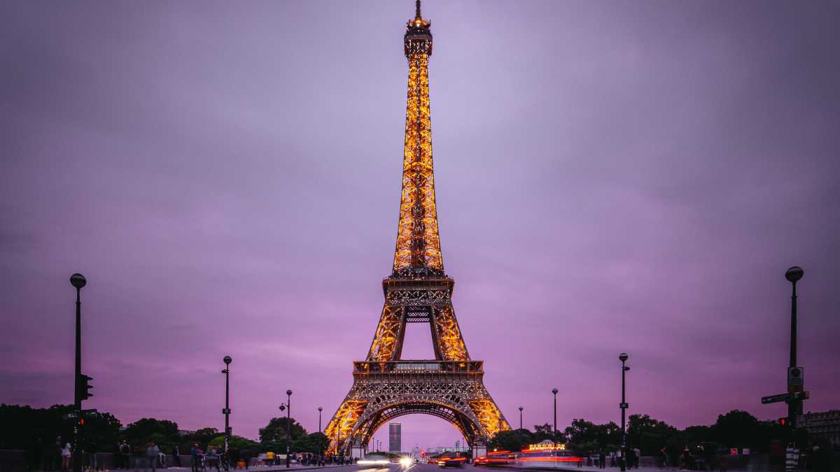 Immagine di Povera Torre Eiffel, cornuta e mazziata