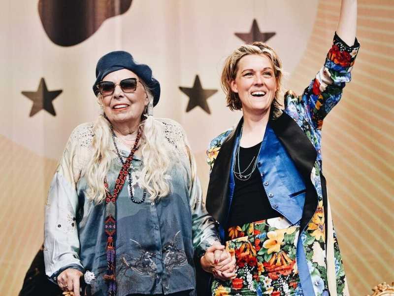 &nbsp;Joni Mitchell e Brandi Carlile sul palco del Newport folk festival, lo scorso 25 luglio (Ansa)
