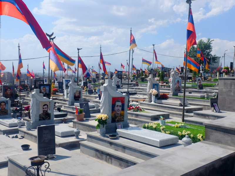 Il Cimitero militare di Yarablur, nella periferia di Yerevan (foto Luca Gambardella)
