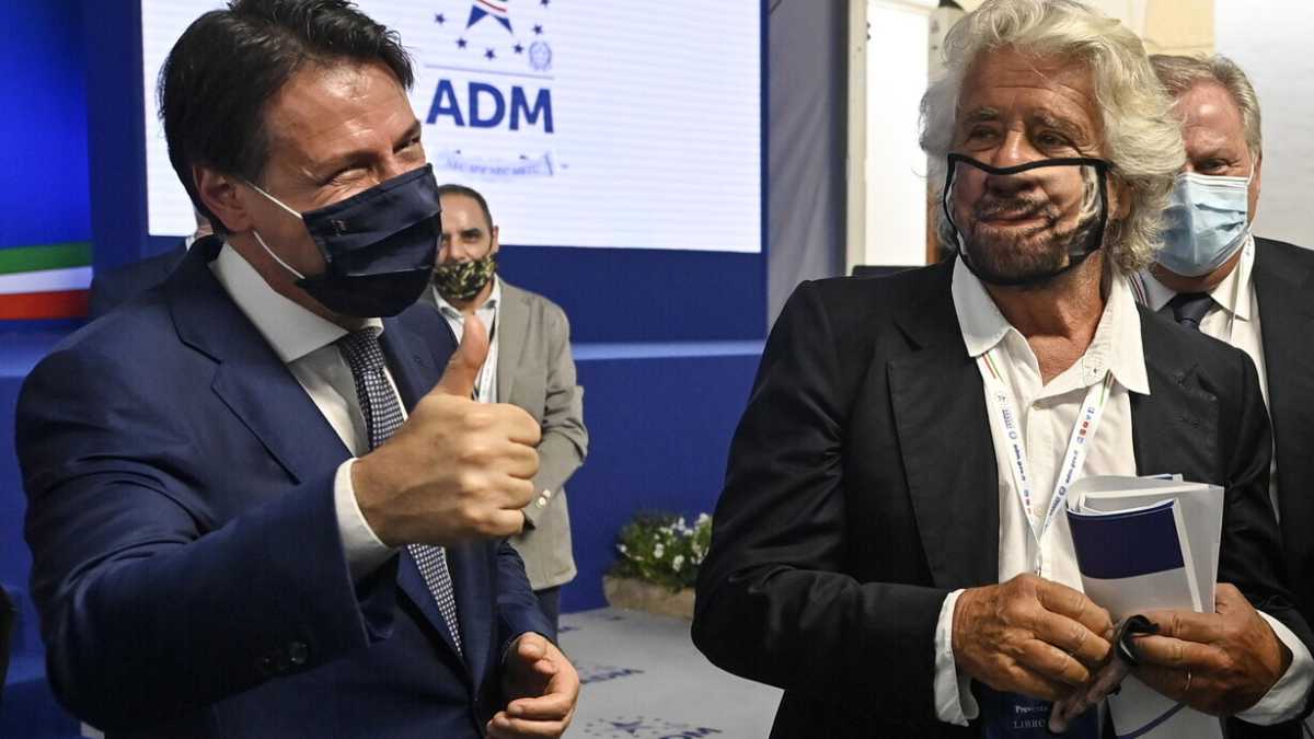 Immagine di Grillo avvisa Conte: "Se deroghi al doppio mandato lascio il M5s". Ma l'ex premier smentisce l'aut aut