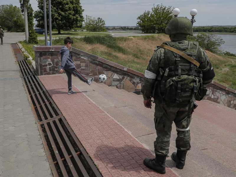  Un'immagine di vita quotidiana a Kherson, occupata dai russi dall'inizio dell'invasione (Ansa)