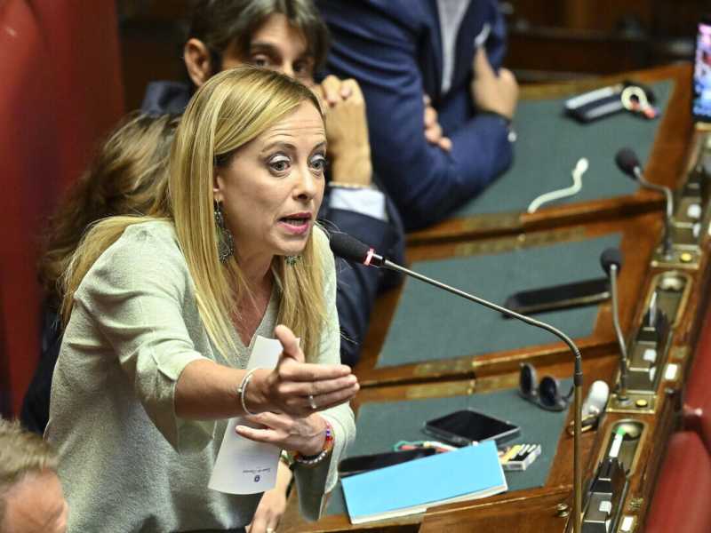 Qualche domanda a Meloni sulle amicizie russe dei suoi alleati