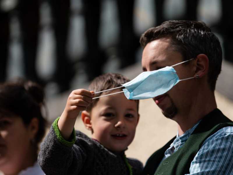 Un figlio sfila la mascherina a suo pap&agrave; (Getty Images)