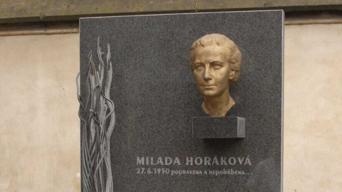 Immagine di Due donne diverse a Praga. Storia di Milada e Ludmila e di un processo farsa