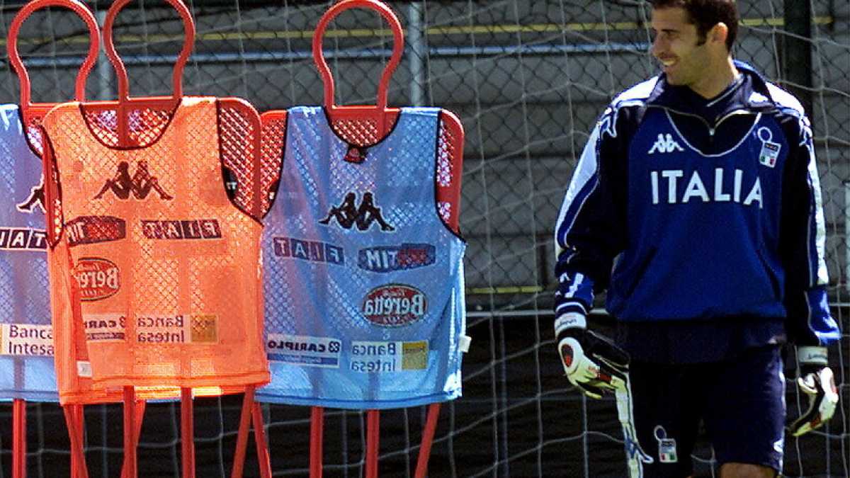 Immagine di È da trent'anni che hanno legato le mani ai portieri. Com'era il calcio con il retropassaggio