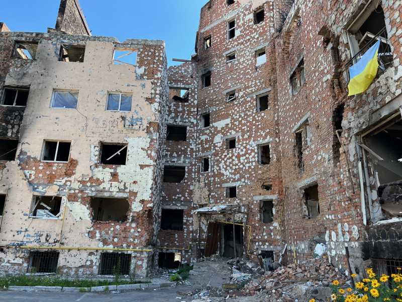 Condomini sventrati dai bombardamenti russi a Bucha, Ucraina (Foto di Francesco Dalmazio Casini)&nbsp;<br />
