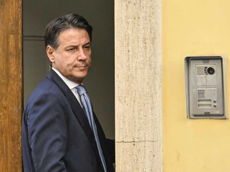  Giuseppe Conte mentre entra in un palazzo (Ansa)