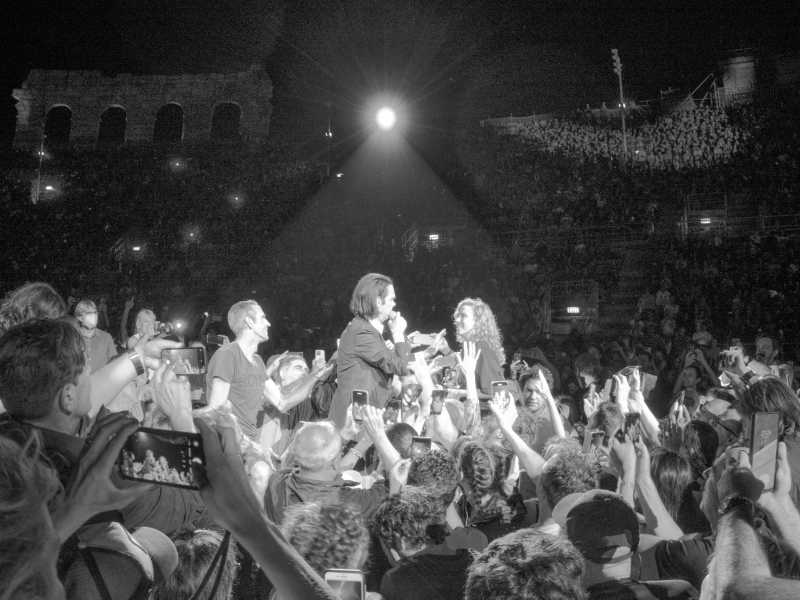 Uno scatto di Nick Cave durante il concerto all'Arena di Verona (Foto di Vittorio Bongiorno)