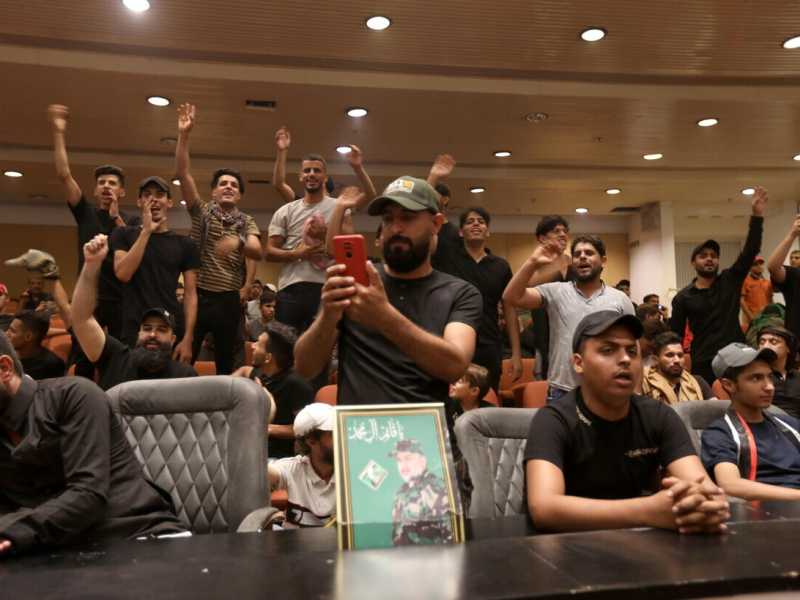  Gli occupanti sadristi all'interno del Parlamento iracheno (foto Ansa)