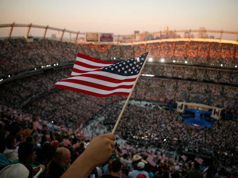 Uno spettatore sventola una bandiera americana durante la Convention nazionale dei democratici a Denver, Usa (Getty Images) <br />