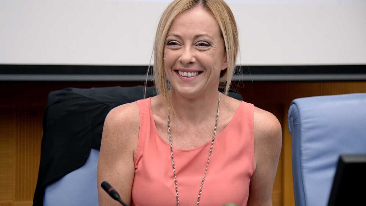 Immagine di La strategia di Meloni: restare in silenzio ad agosto
