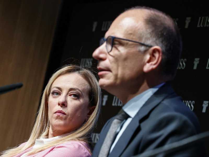 Giorgia Meloni osserva Enrico Letta durante la presentazione di un libro a cui entrambi sono stati invitati a Roma (Ansa)