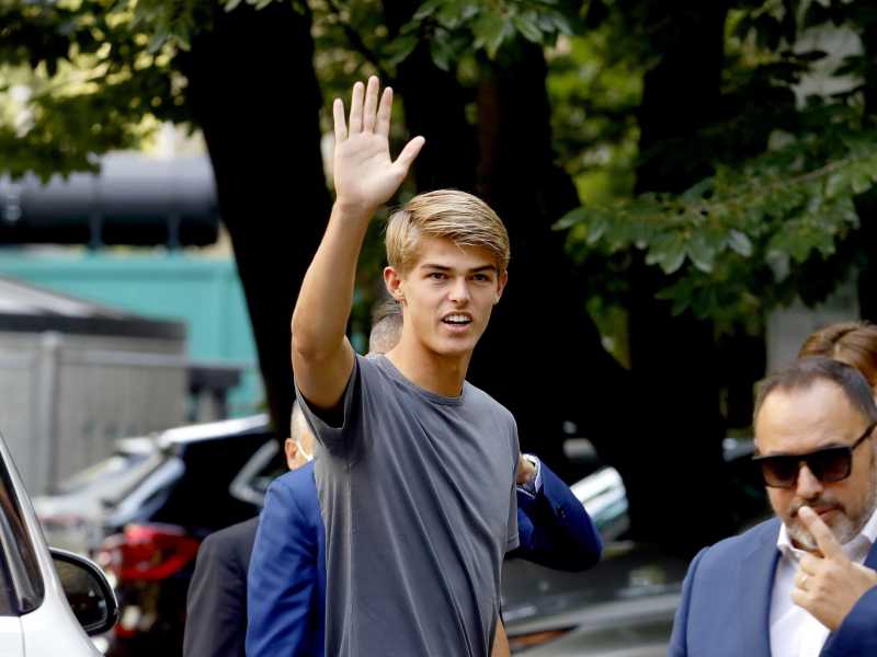 Il nuovo calciatore del Milan Charles De Ketelaere poco prima delle visite mediche a Milano (Ansa)<br /> &nbsp;<br />