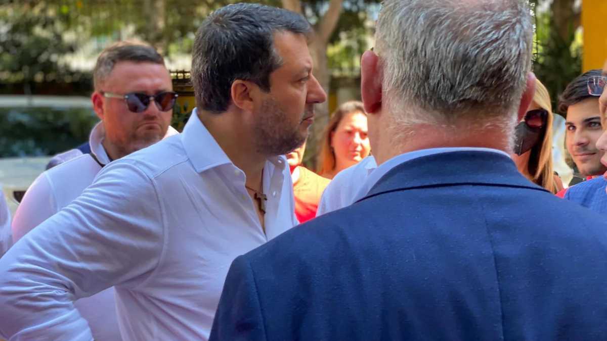 Immagine di Salvini a Bari sogna la rimonta su Meloni tra cliché, bombette e panzerotti