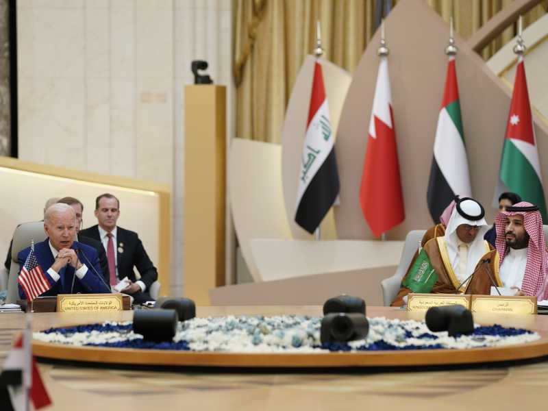 Joe Biden con Mohammed bin Salman a Riad lo scorso luglio (foto LaPresse)