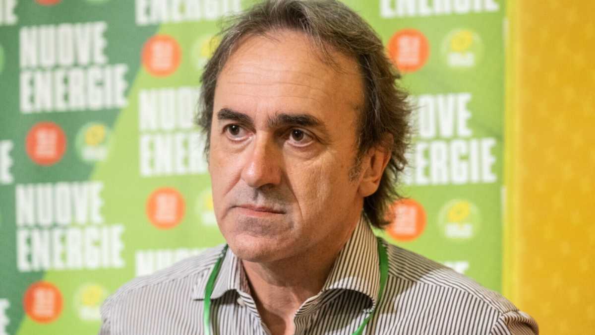 Immagine di Bonelli al Foglio: “O Letta rinegozia o noi siamo fuori. Non esiste solo Calenda al mondo”