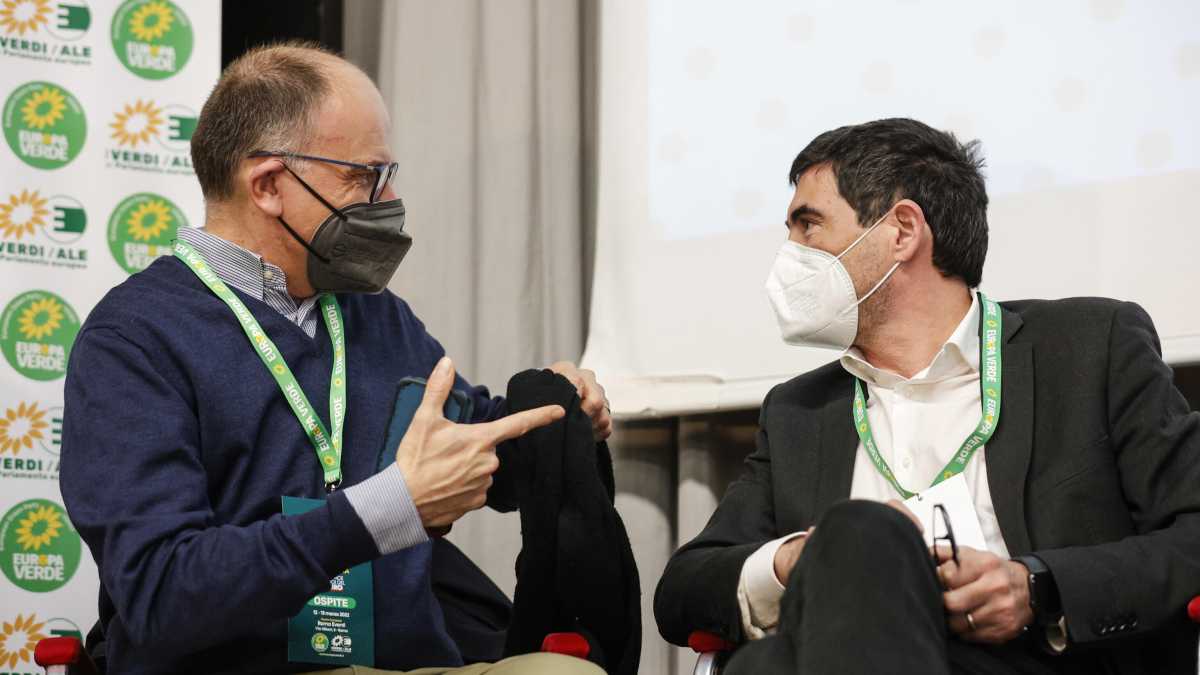Immagine di Nel Pd scatta l'operazione Fratoianni: "Non possiamo perderlo". Conte ci rinuncia