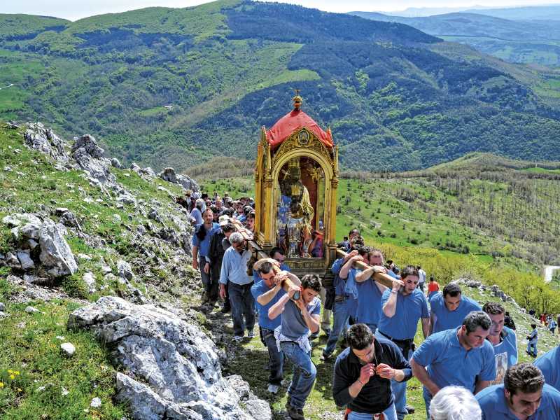 La salita della Madonna nera sul sacro monte di Viggiano (Wikimedia)